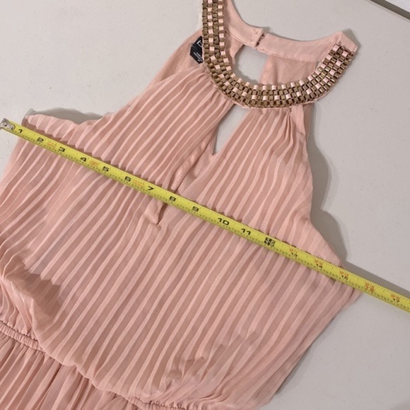 bebe Louisa Necklace Detail Pleated maxi blouson dress in peach chiffon size 6P - Picture 9 of 14